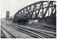 812086 Afbeelding van de plaatsing van een brugdeel voor de nieuwe spoorbrug over het Spaarne te Haarlem.